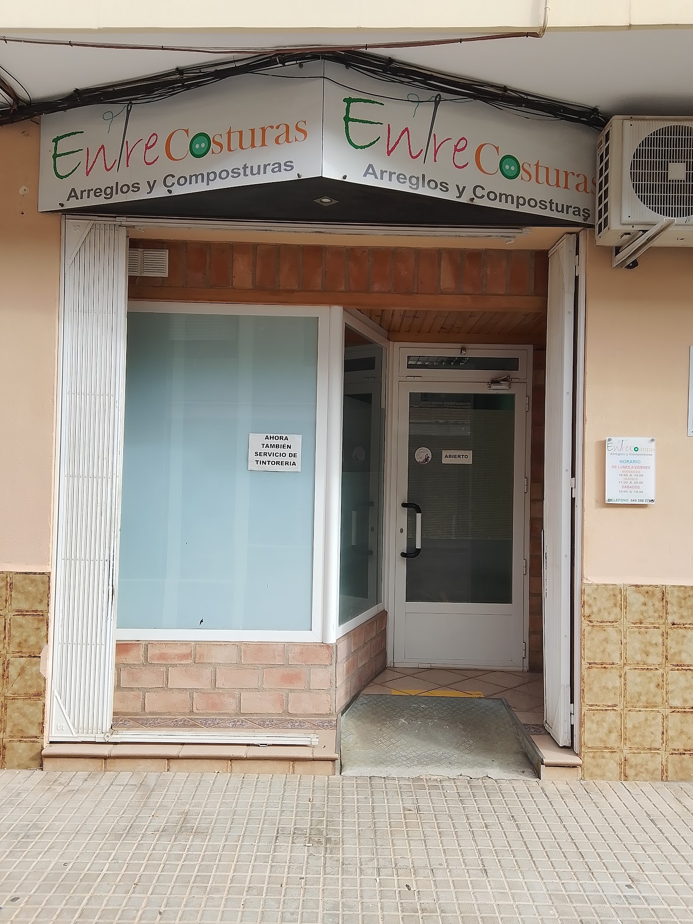 Entrada de EntreCosturas en el Carrer d’Agustina d’Aragó